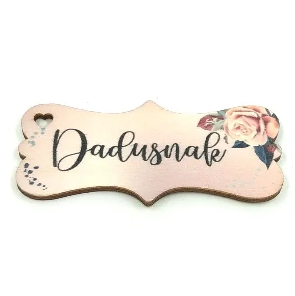 dadusnak-diszes-irassal-rozsas-fuzheto-festett-fatabla-3-x-7-cm-dobosdoboz dadusnak-diszes-irassal-rozsas-fuzheto-festett-fatabla-3-x-7-cm-dobosdoboz