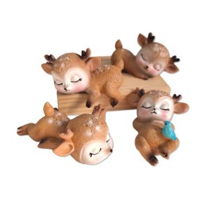 Fehér pofis lazán pihengető őzike kerámia figura – többféle, 1 db, kerámia őzike, szarvas figura, cuki figura, téli kerémia, téli dísz, téli figura