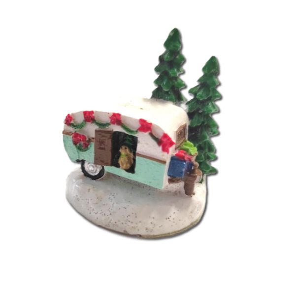 lakokocsi-kutyaval-ajandekokkal-fenyofaval-karacsonyi-keramia-2-dobosdoboz Lakókocsi kutyával, ajándékokkal, fenyőfával – karácsonyi kerámia, téli kerámia, mesefalu, karácsonyi falu, faludekor