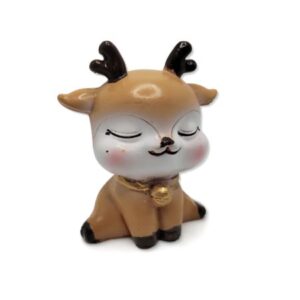 Duci ülő fehér pofis pihengető őzike csengyettyűvel a nyakában – kb. 5,5 cm, 1 db